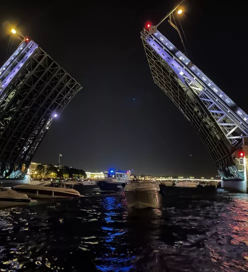 Ночная прогулка по Неве под разводными мостами