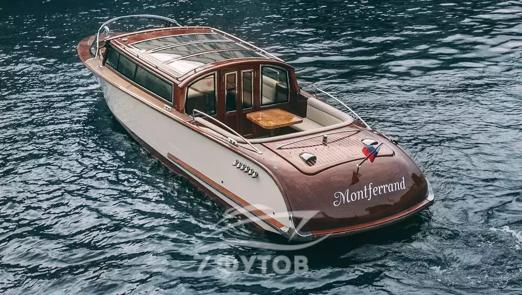 Водная прогулка на ретро-венецианском катере в СПб