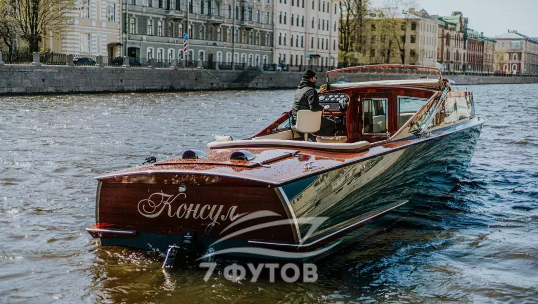 Прогулка на Венецианском-ретро катере по Санкт-Петербургу
