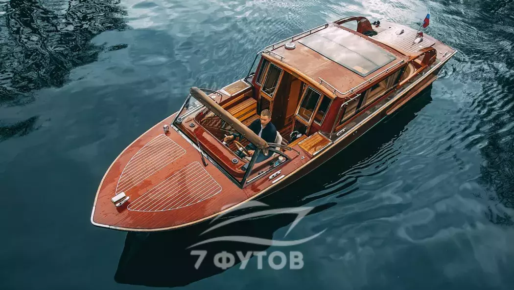 Водная прогулка на венецианском ретро-катере по рекам и каналам Санкт-Петербурга
