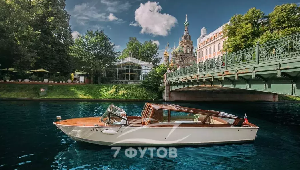 Прогулка на катере с капитаном по рекам и каналам СПб