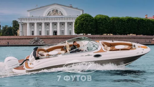 Аренда катера Мокко в Санкт-Петербурге для прогулки по рекам и каналам. Катер до 7 гостей для свидания, фотосессии, прогулки на закат или отдыха.