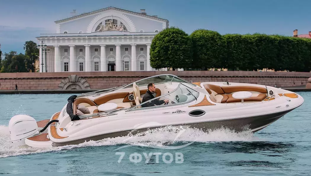 Аренда катера Мокко в Санкт-Петербурге для прогулки по рекам и каналам. Катер до 7 гостей для свидания, фотосессии, прогулки на закат или отдыха.