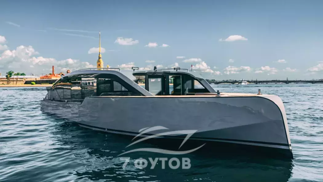 Аренда яхты Оникс в СПб - премьера сезона 2026, 17,5 м, до 10 гостей, три зоны на борту, кондиционер, отопление, стюард и качественный звук с караоке.