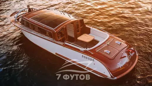 Аренда катера Венеция Норд в СПб - венецианский стиль 60-х, тёплый салон с панорамной крышей, красное дерево и кожа. До 10 гостей в историческом центре.