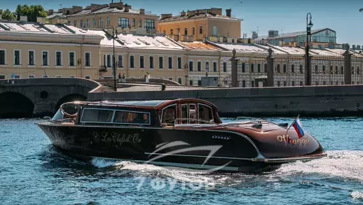 Аренда катера Виаджо (Viaggio) в СПб - новый катер 2026 года в итальянском стиле, красное дерево и кожа, тёплый салон с панорамной крышей. До 10 гостей.