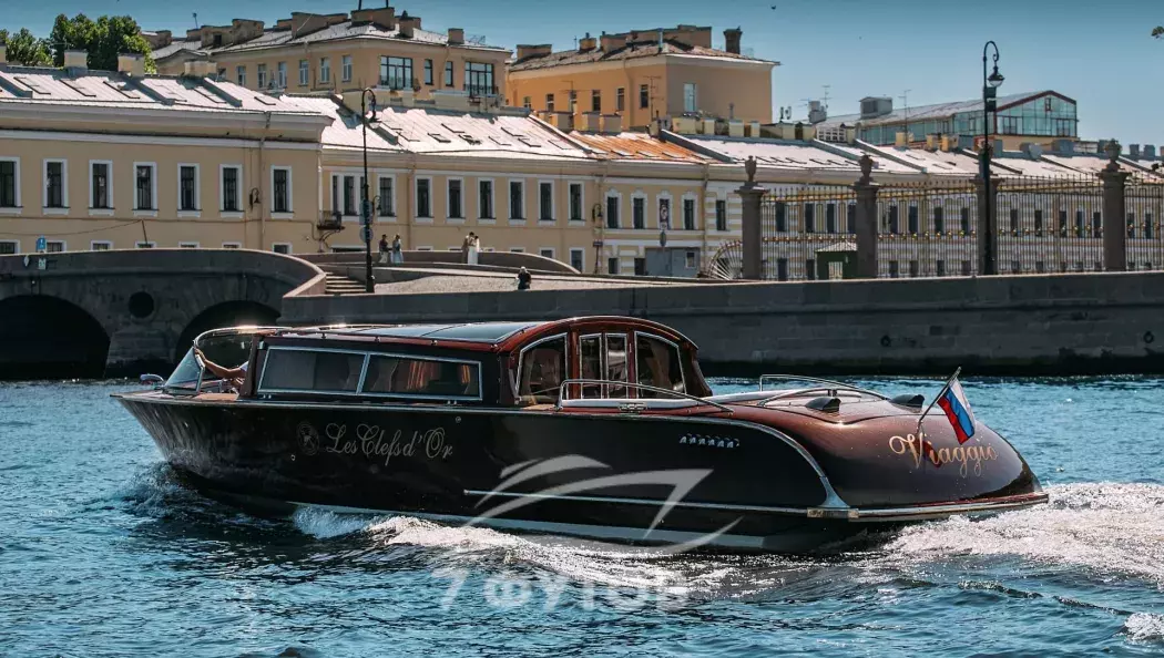 Аренда катера Виаджо (Viaggio) в СПб - новый катер 2026 года в итальянском стиле, красное дерево и кожа, тёплый салон с панорамной крышей. До 10 гостей.