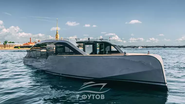 Аренда яхты Оникс в СПб - премьера сезона 2026, 17,5 м, до 10 гостей, три зоны на борту, кондиционер, отопление, стюард и качественный звук с караоке.