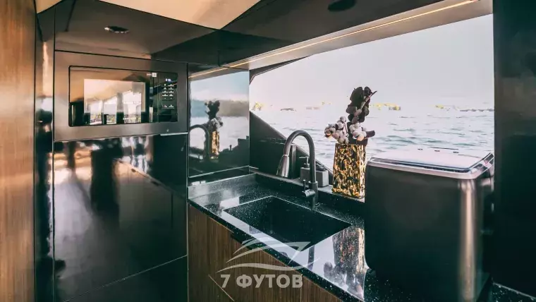 Аренда яхты Оникс в СПб - премьера сезона 2026, 17,5 м, до 10 гостей, три зоны на борту, кондиционер, отопление, стюард и качественный звук с караоке.