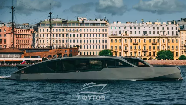 Аренда яхты Оникс в СПб - премьера сезона 2026, 17,5 м, до 10 гостей, три зоны на борту, кондиционер, отопление, стюард и качественный звук с караоке.