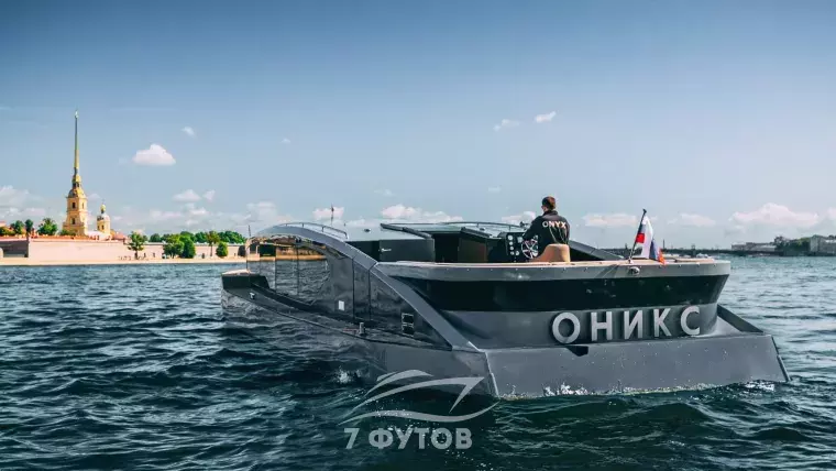 Аренда яхты Оникс в СПб - премьера сезона 2026, 17,5 м, до 10 гостей, три зоны на борту, кондиционер, отопление, стюард и качественный звук с караоке.