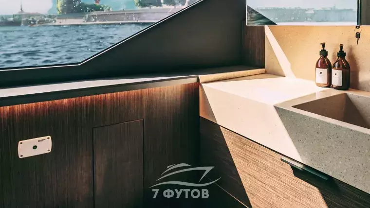 Аренда яхты Оникс в СПб - премьера сезона 2026, 17,5 м, до 10 гостей, три зоны на борту, кондиционер, отопление, стюард и качественный звук с караоке.