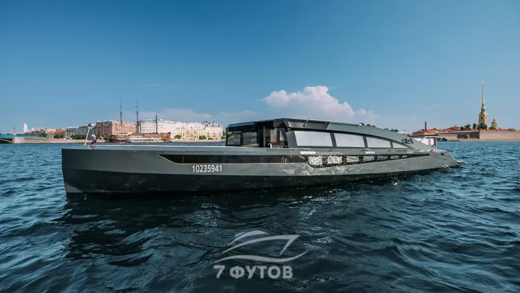 Аренда яхты Инкогнито в СПб - новая яхта 2026 года, до 10 гостей, три зоны на борту, профессиональное караоке, кондиционер и экипаж из капитана и матроса.