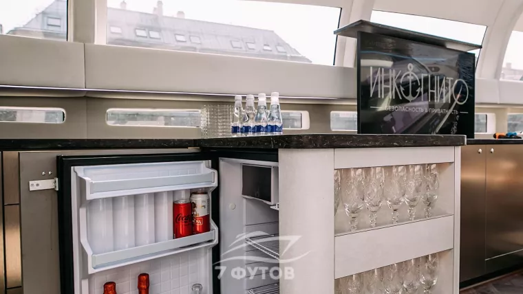 Аренда яхты Инкогнито в СПб - новая яхта 2026 года, до 10 гостей, три зоны на борту, профессиональное караоке, кондиционер и экипаж из капитана и матроса.