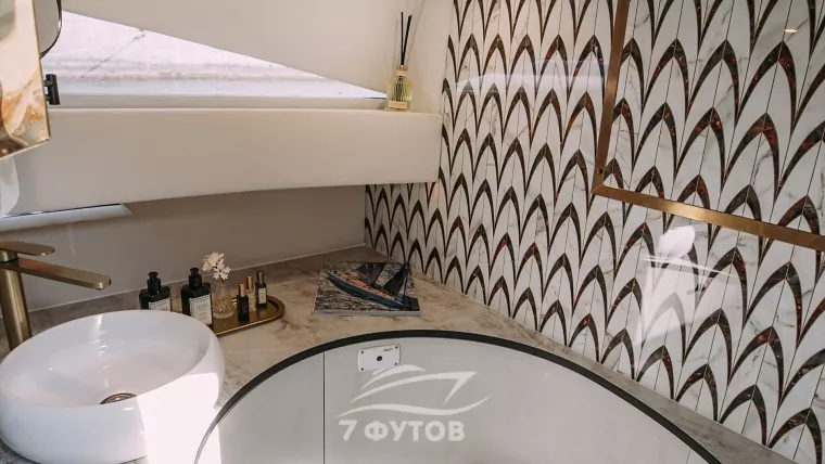 Аренда яхты Инкогнито в СПб - новая яхта 2026 года, до 10 гостей, три зоны на борту, профессиональное караоке, кондиционер и экипаж из капитана и матроса.