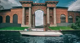 Водная прогулка на ретро-венецианском катере в СПб