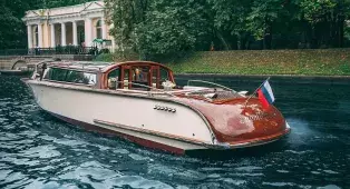 Водная прогулка на ретро-венецианском катере в СПб