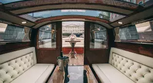 Водная прогулка на ретро-венецианском катере в СПб
