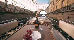 Большой выбор маршрутов и мероприятий для прогулки на катере Венеция