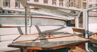Водная прогулка на яхте с капитаном по рекам и каналам СПб