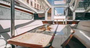 Водная прогулка на яхте с капитаном по рекам и каналам СПб