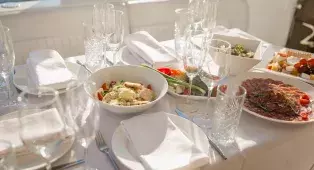 Мобильный фуршет и банкетное обслуживание на катерах и яхтах в СПб