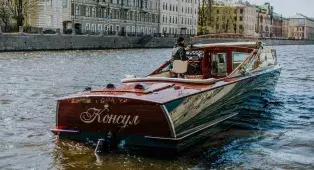 Прогулка на Венецианском-ретро катере по Санкт-Петербургу