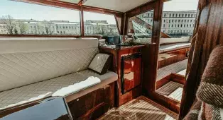 Прогулка на Венецианском-ретро катере по Санкт-Петербургу