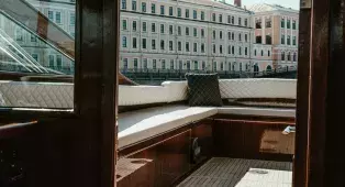 Прогулка на Венецианском-ретро катере по Санкт-Петербургу