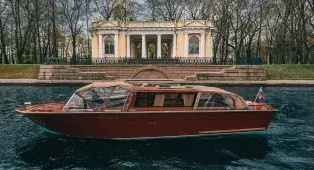 Водная прогулка на венецианском ретро-катере по рекам и каналам Санкт-Петербурга