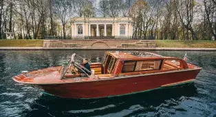 Водная прогулка на венецианском ретро-катере по рекам и каналам Санкт-Петербурга