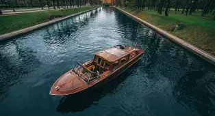 Водная прогулка на венецианском ретро-катере по рекам и каналам Санкт-Петербурга