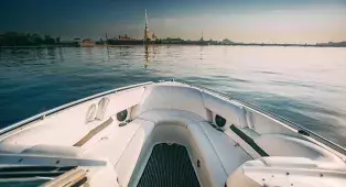 Водная прогулка на катере Formula 260 по рекам и каналам СПб. Вместимость до 8 человек. Удобная посадка у Казанского собора.
