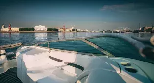Водная прогулка на катере Formula 260 по рекам и каналам СПб. Вместимость до 8 человек. Удобная посадка у Казанского собора.
