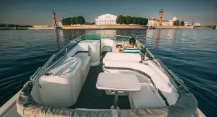Водная прогулка на катере Formula 260 по рекам и каналам СПб. Вместимость до 8 человек. Удобная посадка у Казанского собора.