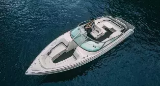 Водная прогулка на катере Formula 260 по рекам и каналам СПб. Вместимость до 8 человек. Удобная посадка у Казанского собора.