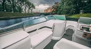 Водная прогулка на катере Formula 260 по рекам и каналам СПб. Вместимость до 8 человек. Удобная посадка у Казанского собора.