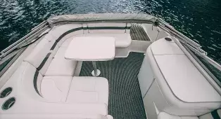 Водная прогулка на катере Formula 260 по рекам и каналам СПб. Вместимость до 8 человек. Удобная посадка у Казанского собора.