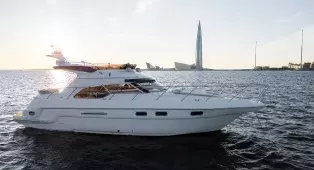 Водная прогулка на яхте Sealine 43 Monte Carlo по центру СПб. До 11 гостей. Подходит для девичников, праздников и уютного отдыха.