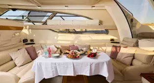 Водная прогулка на яхте Sealine 43 Monte Carlo по центру СПб. До 11 гостей. Подходит для девичников, праздников и уютного отдыха.