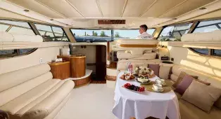 Водная прогулка на яхте Sealine 43 Monte Carlo по центру СПб. До 11 гостей. Подходит для девичников, праздников и уютного отдыха.