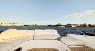Водная прогулка на яхте Sealine 43 Monte Carlo по центру СПб. До 11 гостей. Подходит для девичников, праздников и уютного отдыха.