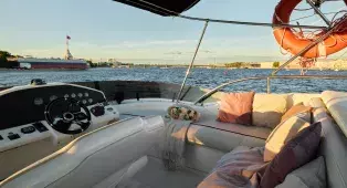 Водная прогулка на яхте Sealine 43 Monte Carlo по центру СПб. До 11 гостей. Подходит для девичников, праздников и уютного отдыха.