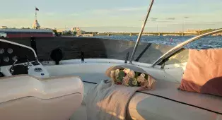 Водная прогулка на яхте Sealine 43 Monte Carlo по центру СПб. До 11 гостей. Подходит для девичников, праздников и уютного отдыха.
