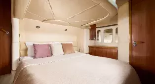 Водная прогулка на яхте Sealine 43 Monte Carlo по центру СПб. До 11 гостей. Подходит для девичников, праздников и уютного отдыха.
