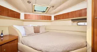 Водная прогулка на яхте Sealine 43 Monte Carlo по центру СПб. До 11 гостей. Подходит для девичников, праздников и уютного отдыха.