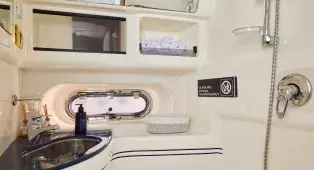 Водная прогулка на яхте Sealine 43 Monte Carlo по центру СПб. До 11 гостей. Подходит для девичников, праздников и уютного отдыха.