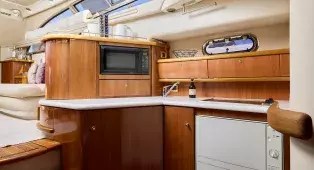 Водная прогулка на яхте Sealine 43 Monte Carlo по центру СПб. До 11 гостей. Подходит для девичников, праздников и уютного отдыха.