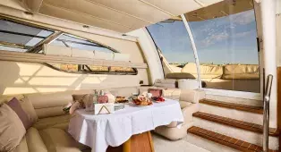 Водная прогулка на яхте Sealine 43 Monte Carlo по центру СПб. До 11 гостей. Подходит для девичников, праздников и уютного отдыха.