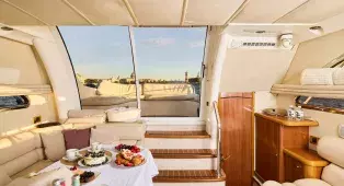 Водная прогулка на яхте Sealine 43 Monte Carlo по центру СПб. До 11 гостей. Подходит для девичников, праздников и уютного отдыха.